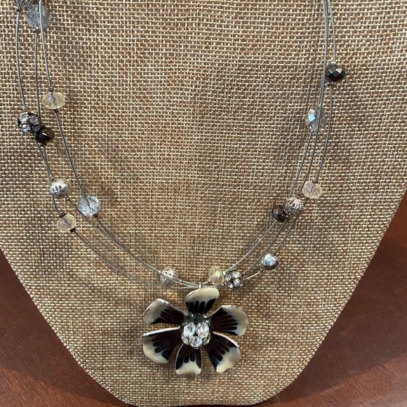 Flower choker necklace - Picture 2 of 2